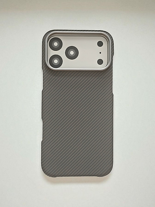 iPhone 17 Pro Max Uyumlu Magsafe Şarj Özellikli Karbon Desenli Kılıf - Gri
